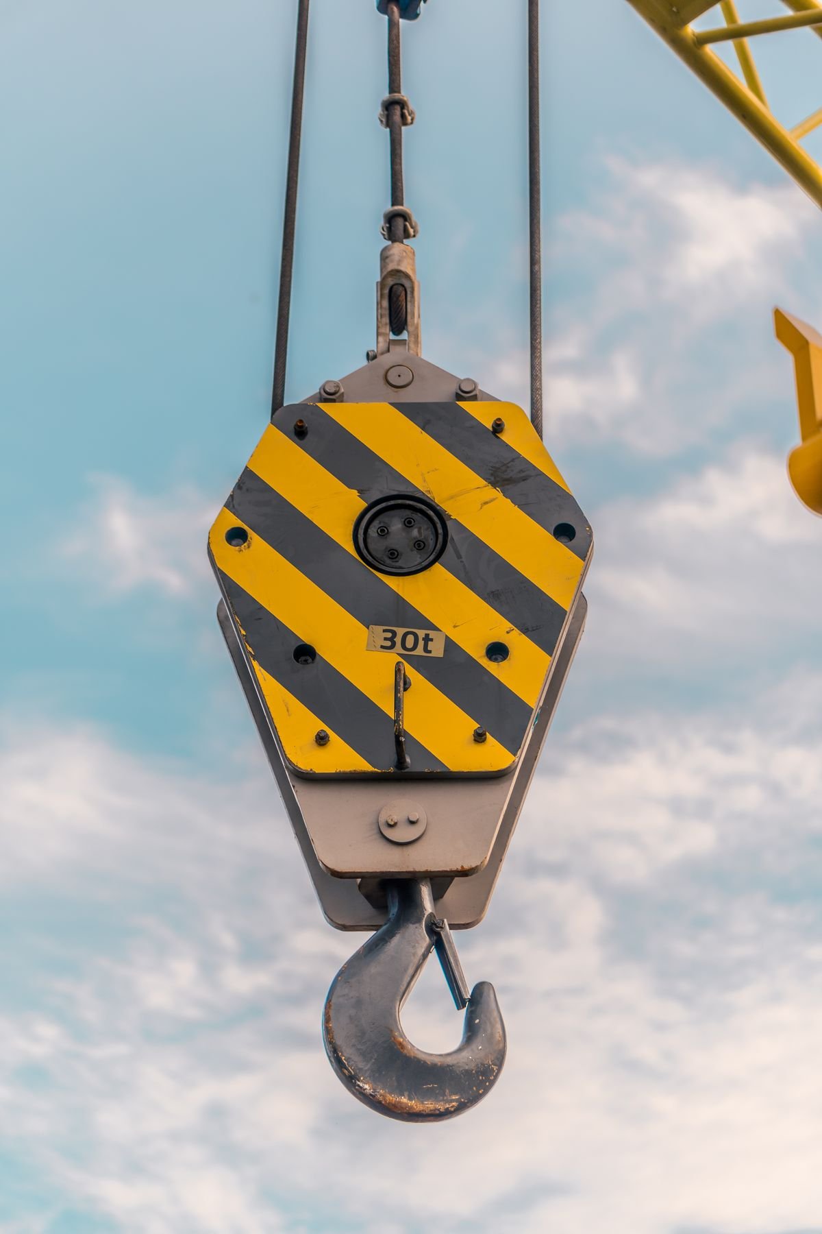 Crane hook block with wire rope reeving and wedge socket termination